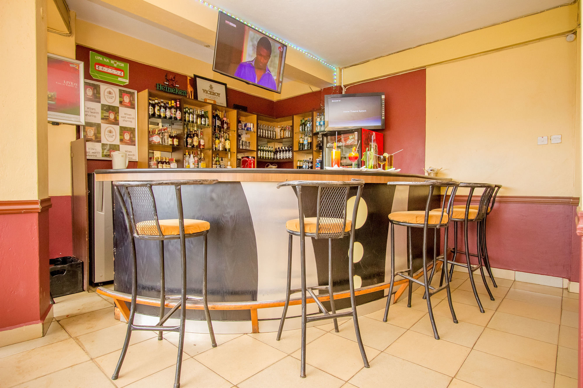 Eland Safari Hotel Nyeri Buitenkant foto